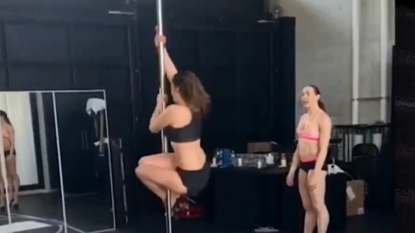 Η Τζένιφερ Λοπεζ κάνει pole dancing και κοκκινίζει ακόμα και ο… στύλος (βίντεο)