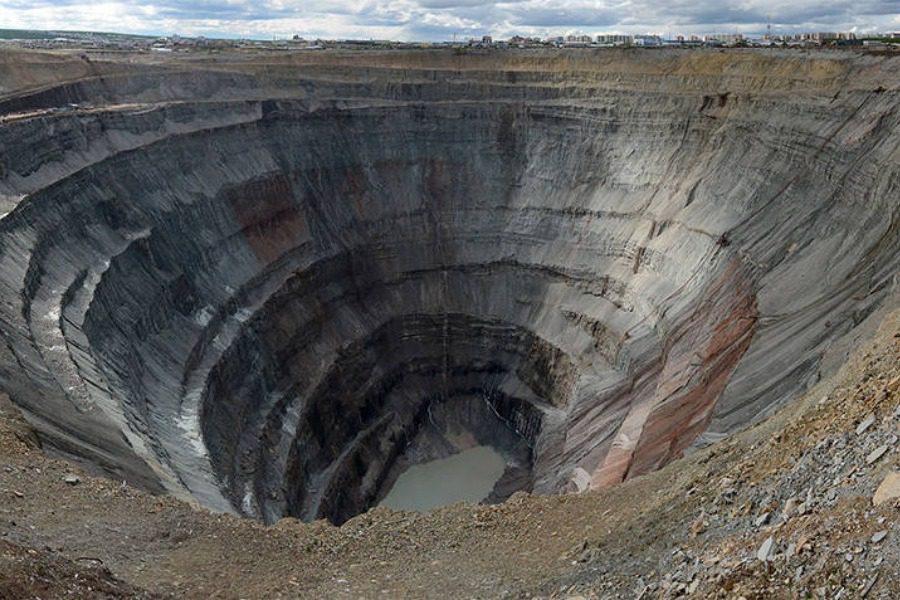 Το μυστήριο της τεράστιας τρύπας που ρουφάει ελικόπτερα (βίντεο)