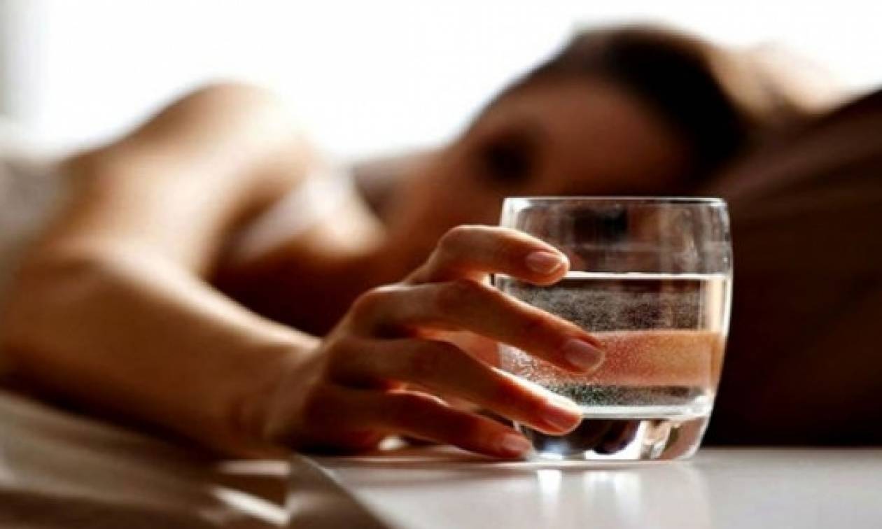 Mην πιείτε νερό από το ποτήρι που έχετε δίπλα σας τη νύχτα!