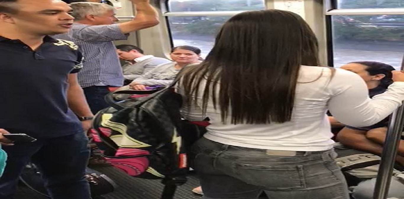 Της έκανε καντάδα μέσα στο μετρό για να την ξανακερδίσει αλλά εκείνη τoν μπουγέλωσε δημόσια και την «έκανε» (βίντεο)
