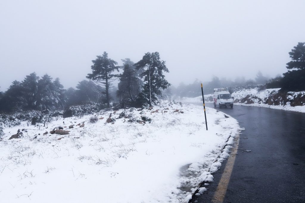 Κακοκαιρία: Έκλεισε η λεωφόρος Πάρνηθας από το τελεφερίκ και πάνω