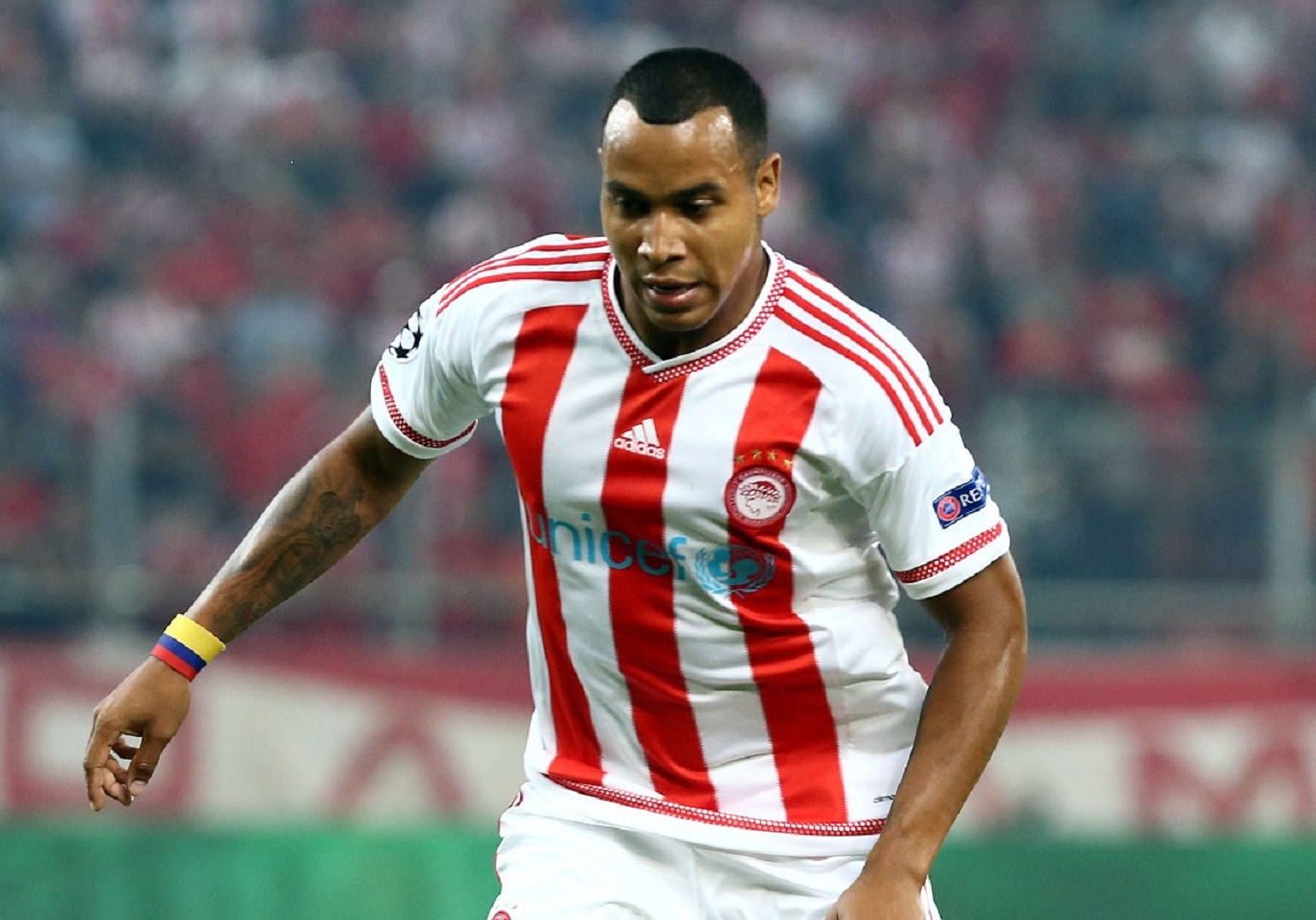 Κιγκλίδωμα έπεσε πάνω στο πόδι του πρώην παίχτη του Ολυμπιακού Πάρντο και τον τραυμάτισε! (βίντεο)