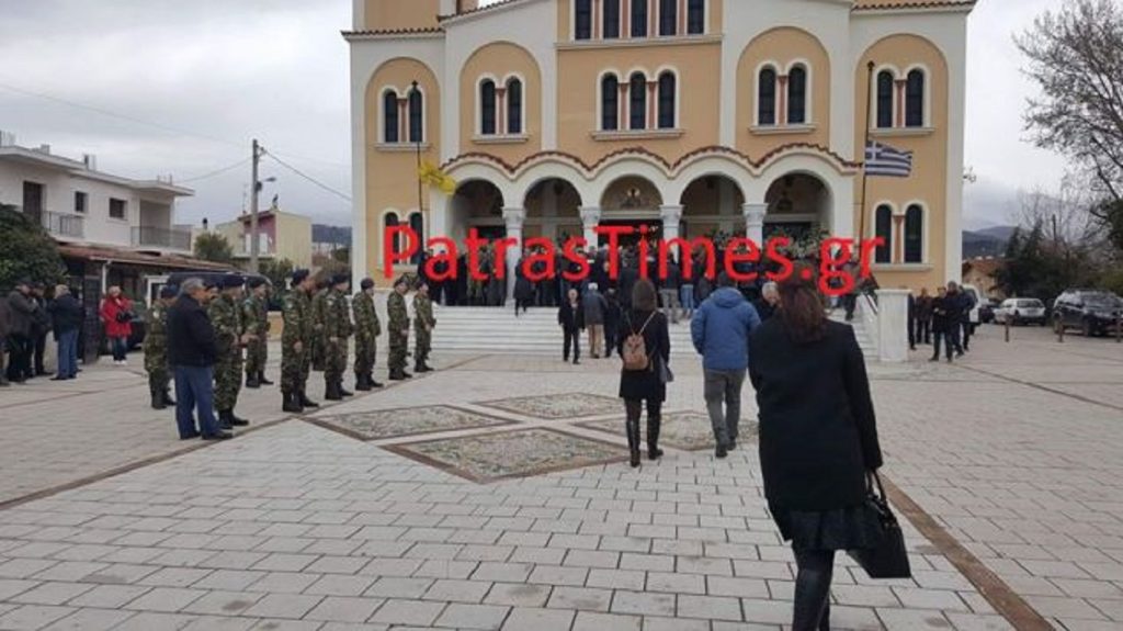 Συγκίνηση και πόνος στο «τελευταίο αντίο» στον αδικοχαμένο Εύζωνα Σπύρο Θωμά (φωτο-βίντεο)