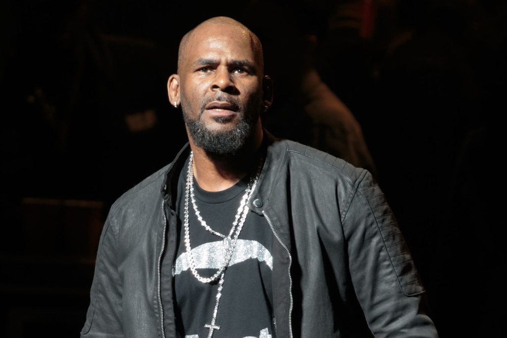 R. Kelly: Παραδόθηκε στις αρχές – Αντιμετωπίζει κατηγορίες σεξουαλικής κακοποίησης