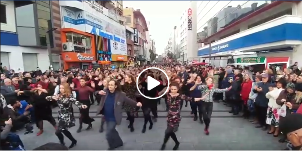 Βίντεο: Εκατοντάδες Tούρκοι χορεύουν το ζεϊμπέκικο της Ευδοκίας στην Σμύρνη