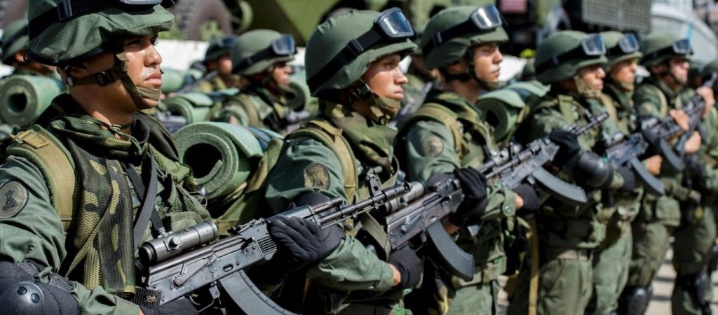 Βενεζουέλα: Έφτασαν τα 100 τα μέλη του στρατού που αυτομόλησαν στην Κολομβία