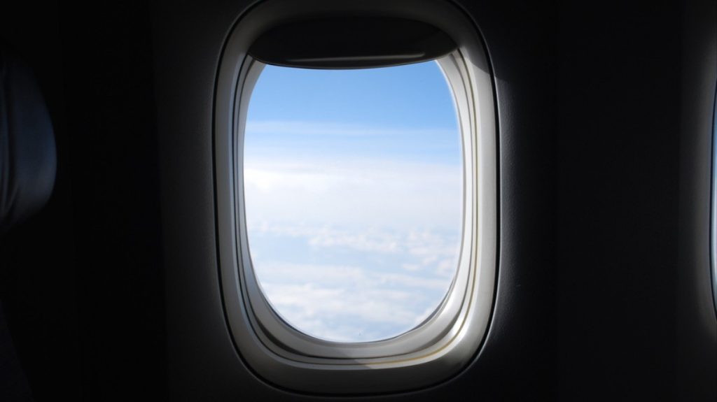 Γιατί υπάρχει αυτή η μικροσκοπική τρύπα στα παράθυρα των αεροπλάνων; (βίντεο)