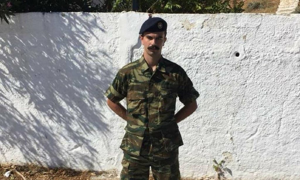 Ράγισε καρδιές ο πατέρας του Εύζωνα στην κηδεία: «Τώρα θα είσαι φρουρός στους ουρανούς…»