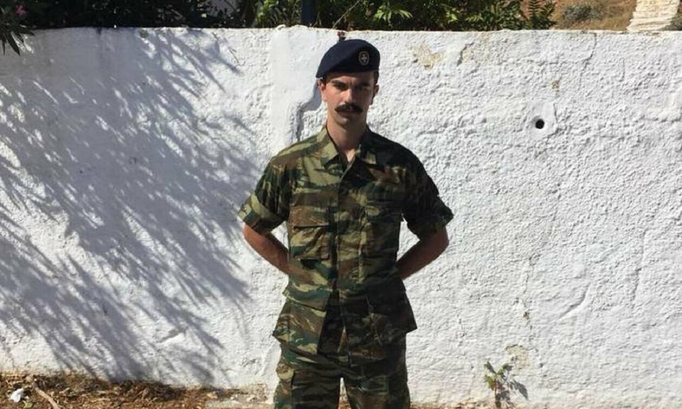 Ράγισε καρδιές ο πατέρας του Εύζωνα στην κηδεία: «Τώρα θα είσαι φρουρός στους ουρανούς…»