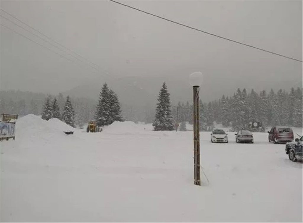 «Ολόλευκα» τα Τρίκαλα – Μέχρι και το ένα μέτρο έφτασε το χιόνι (φωτο-βίντεο)