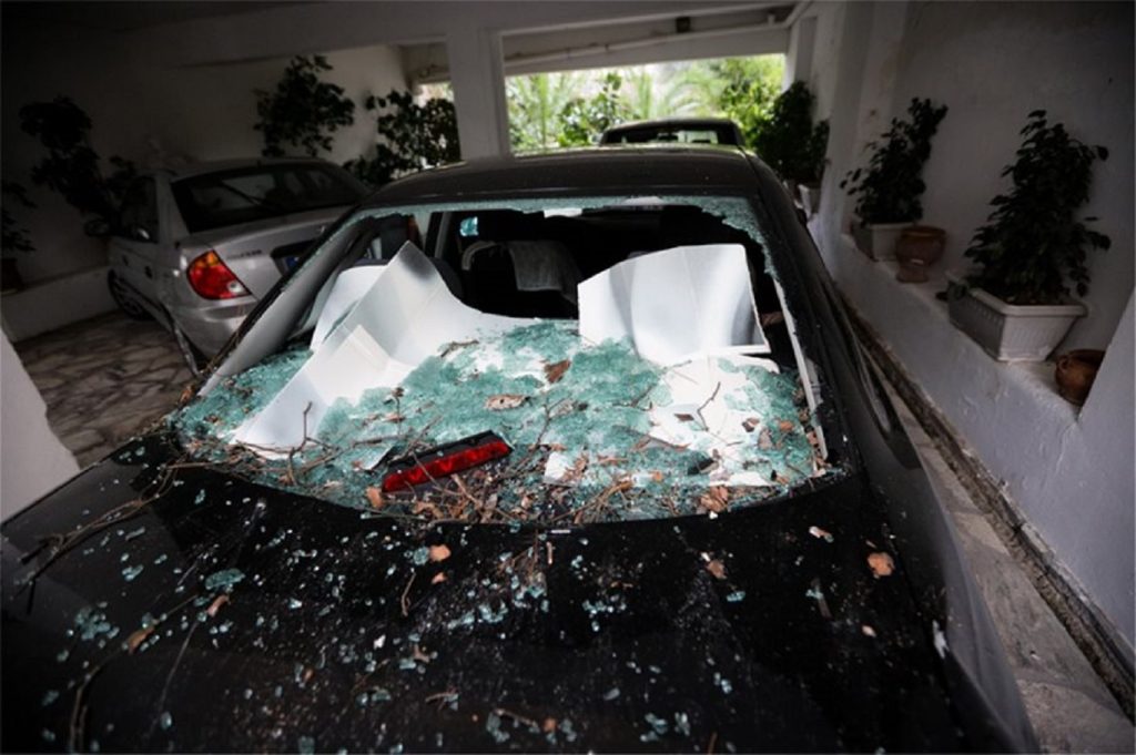 Νέα Σμύρνη: Πεύκο καταπλάκωσε 12 αυτοκίνητα λόγω των ισχυρών ανέμων (φωτο)