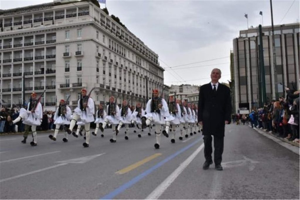 Ρίγη συγκίνησης στην παρέλαση της Προεδρικής Φρουράς για τον αδικοχαμένο Σπύρο Θωμά – Παρών και ο πατέρας (φωτο-βίντεο)