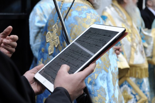 Τους ιεροψάλτες με τα gadget κυνηγά η εκκλησία – Τι είναι ο «Ισοκράτης»