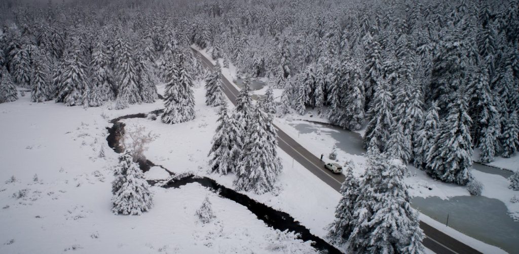Με… σκι κυκλοφορούν στο Καρπενήσι- Το «έστρωσε» για τα καλά (βίντεο-φωτο)