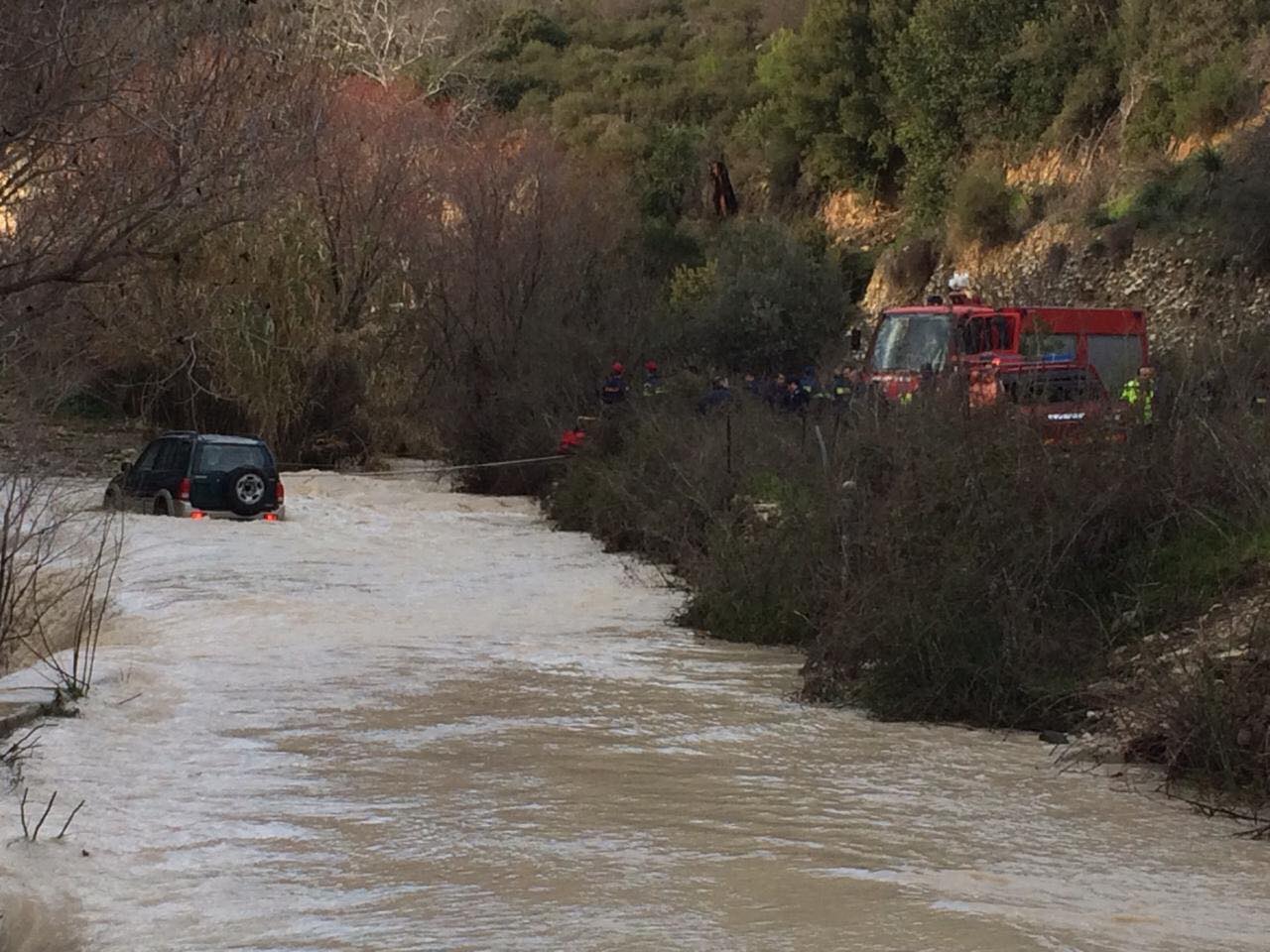 Κρήτη: Ορμητικά νερά παρέσυραν αυτοκίνητο- Αγνοείται ο οδηγός