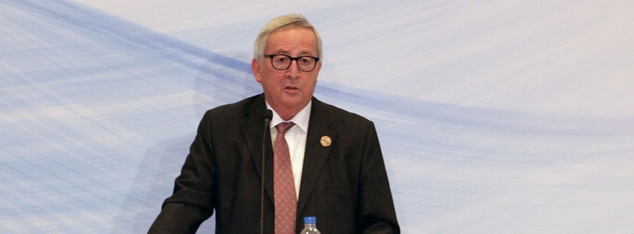 Ο αλκοολικός απερχόμενος πρόεδρος της ΕΕ Ζ.Κ.Γιουνκέρ απαντά στο τηλέφωνο κατά τη διάρκεια συνέντευξης Τύπου! (βίντεο)