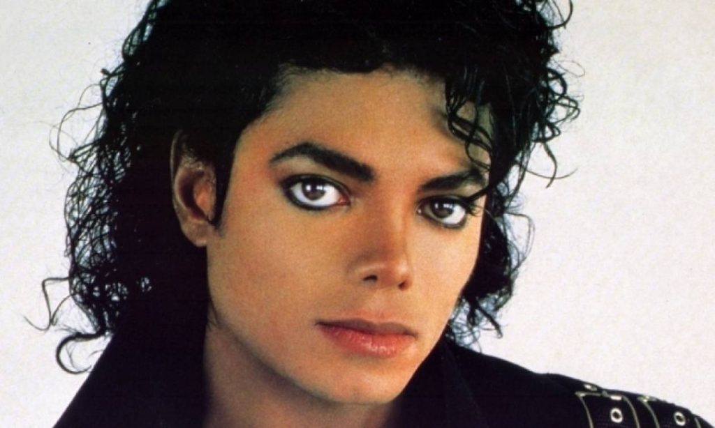 «Θύμα» του Μάικλ Τζάκσον ισχυρίζεται: «Με κακοποιούσε πίσω από μια πόρτα με πινακίδα “Μην Ενοχλείτε”» (φωτο)