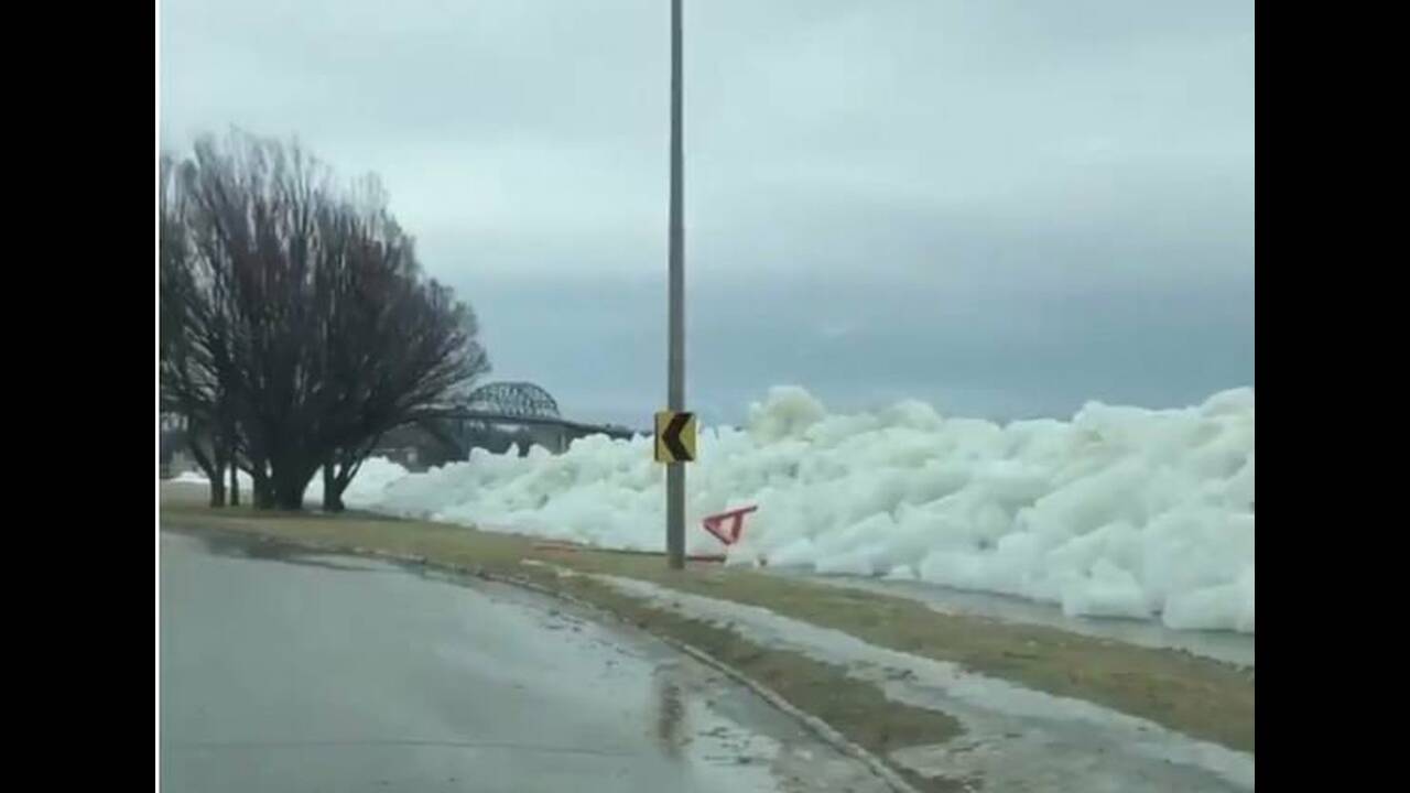 «Τσουνάμι» πάγου στον Νιαγάρα – Εικόνες που «κόβουν» την ανάσα από το σπάνιο φαινόμενο (βίντεο)
