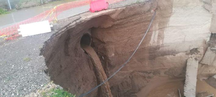 Δρόμος «εξαφανίστηκε» στην Σαντορίνη από τις καταρρακτώδεις βροχές! (βίντεο)