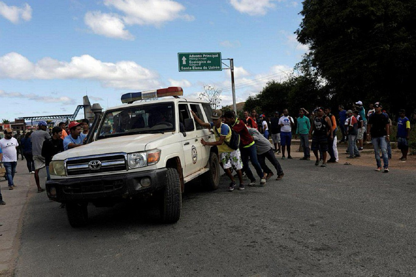 Βενεζουέλα: Τέσσερις νεκροί και 58 τραυματίες μετά από συγκρούσεις στα σύνορα με Βραζιλία