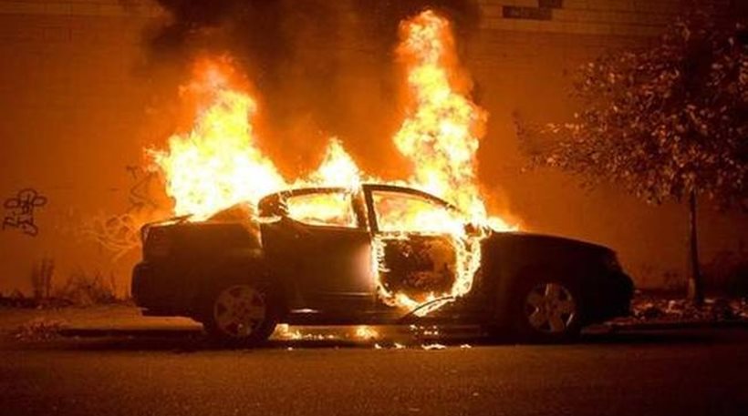 Συγκλονιστικό βίντεο: Φλεγόμενο αυτοκίνητο στη Θεσσαλονίκη – Ενας νεκρός