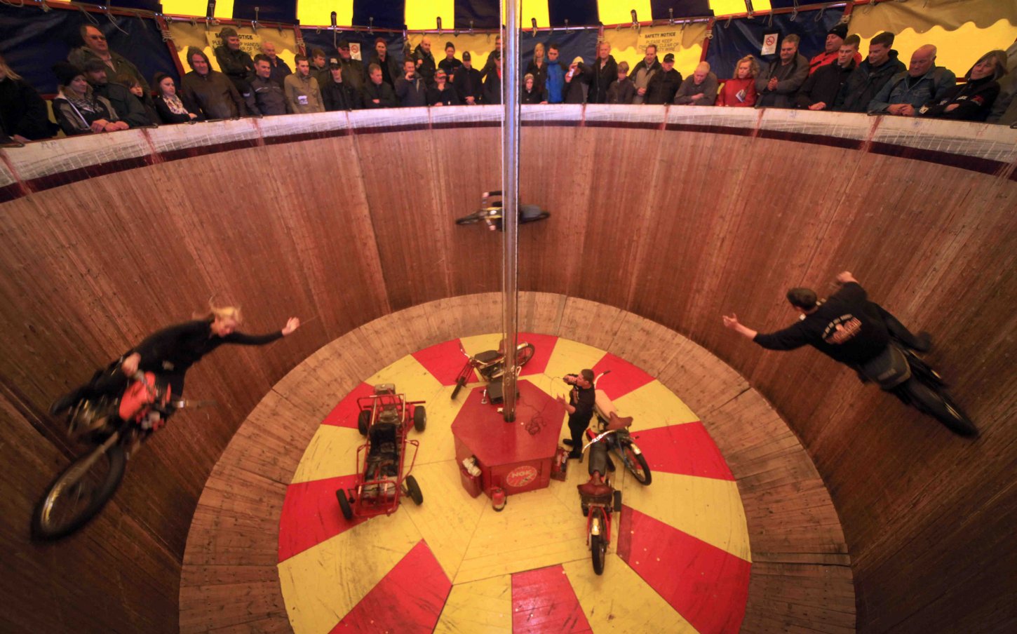 Δείτε την τρομακτική στιγμή που τρεις μοτοσικλετιστές πέφτουν ο ένας πάνω στον άλλον στον «γύρο του θανάτου» (βίντεο)