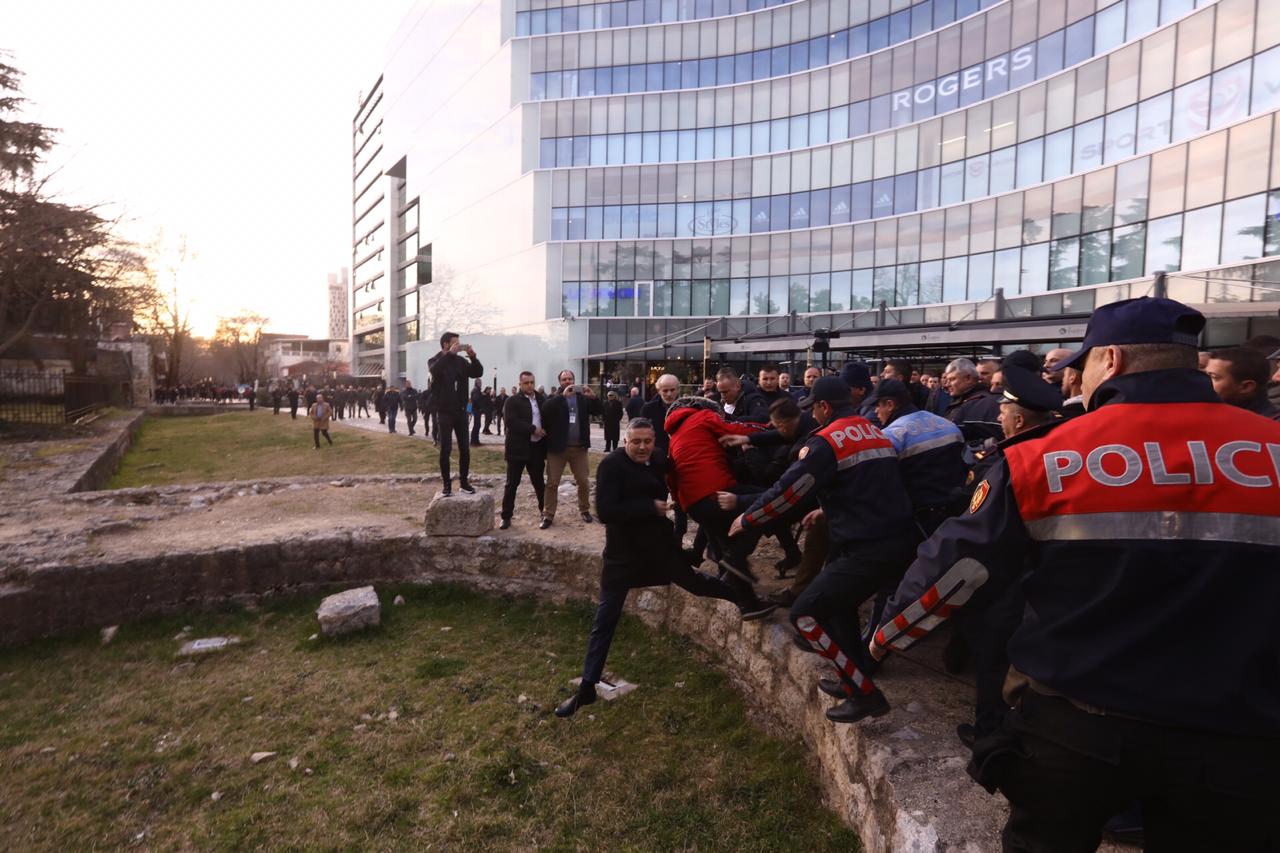 Aγριο ξύλο έξω από το αλβανικό κοινοβούλιο: Διαδηλωτές προσπάθησαν να εισβάλουν & κτύπησαν υπουργούς του Ράμα (φωτό)