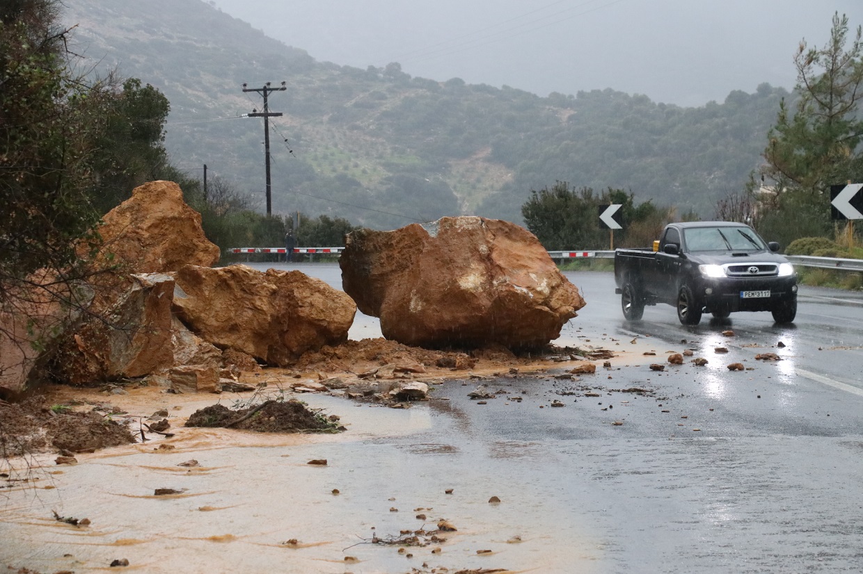 Τεράστιες καταστροφές στην Κρήτη από την κακοκαιρία – Αγωνία για τον αγνοούμενο (βίντεο-φωτο)