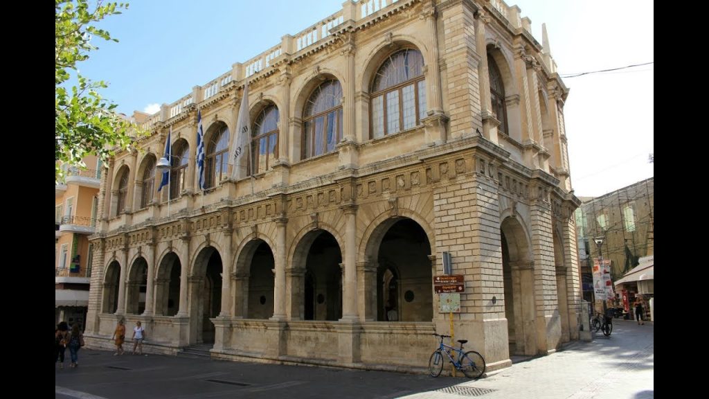 Ομάδα αναρχικών εισέβαλε στο δημαρχείο Ηρακλείου- Δεν αφήνουν τον δήμαρχο να μπει (φωτο)