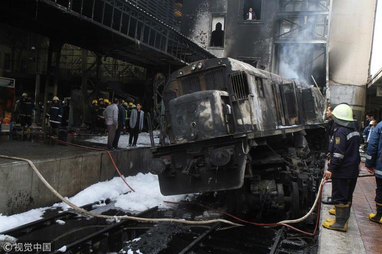 Βίντεο-σοκ: Η στιγμή που τρένο με ιλιγγιώδη ταχύτητα παρασύρει επιβάτες στο Κάιρο – 25 νεκροί