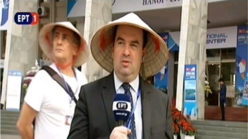 Ρεπόρτερ της ΕΡΤ στην κάμερα με παραδοσιακό βιετναμέζικο καπέλο! (βίντεο)