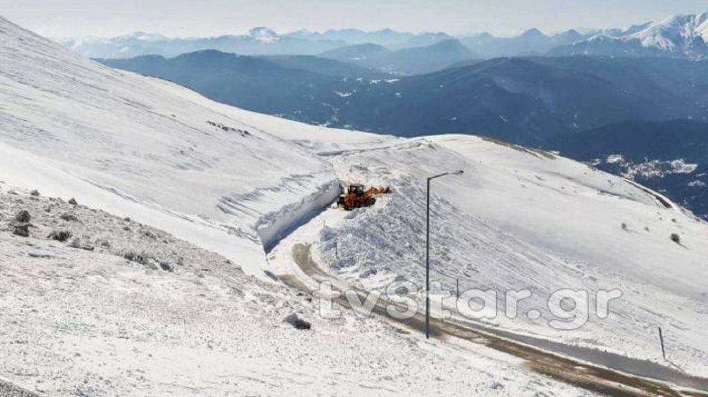 Εντυπωσιακές εικόνες από το Βελούχι – Μέχρι και τα έξι μέτρα έφτασε το χιόνι (φωτο)