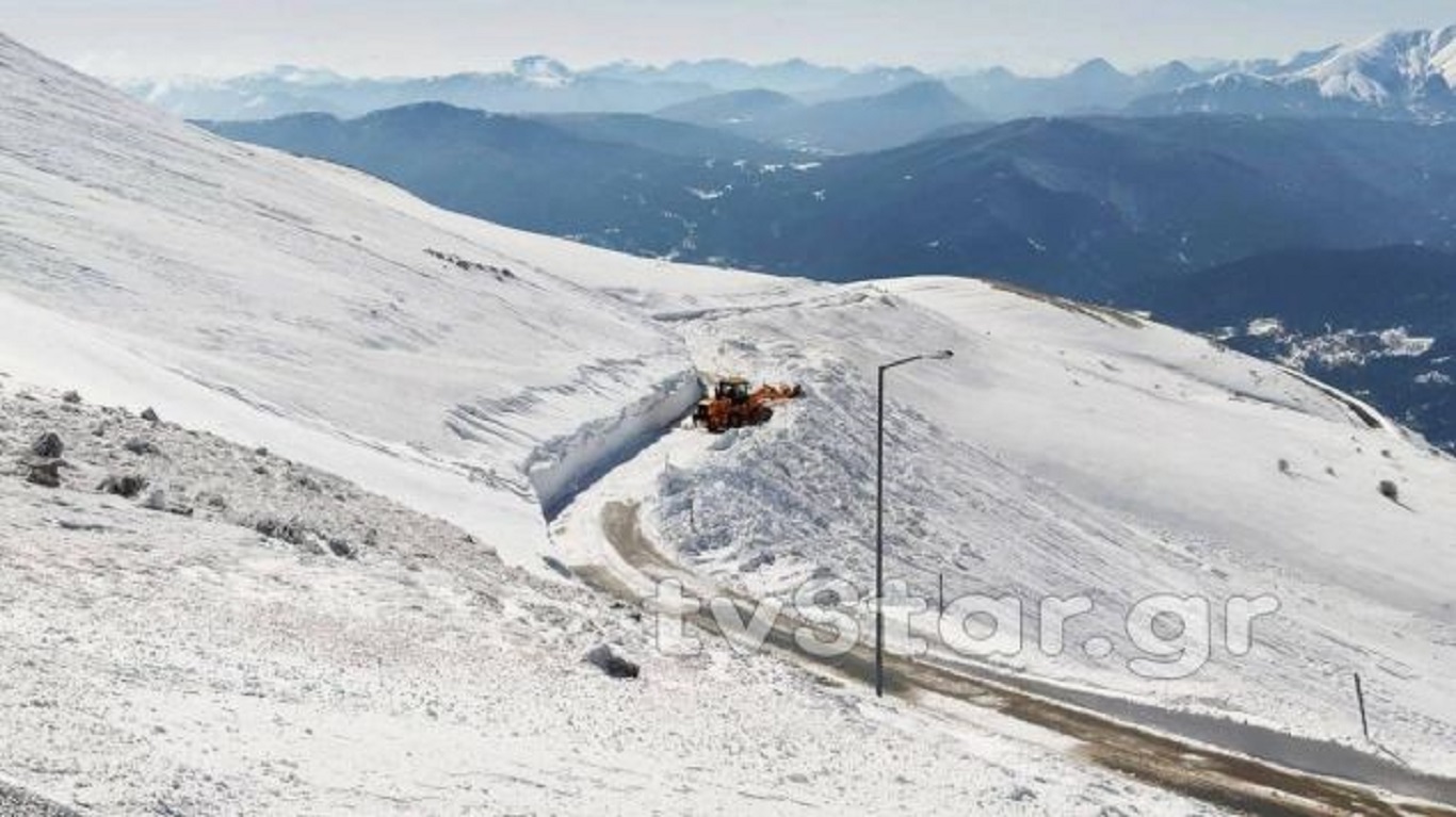 Εντυπωσιακές εικόνες από το Βελούχι – Μέχρι και τα έξι μέτρα έφτασε το χιόνι (φωτο)