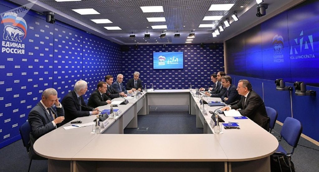 Συνάντηση Μητσοτάκη – Μεντβέντεφ: Διμερή ζητήματα στο επίκεντρο της συζήτησης