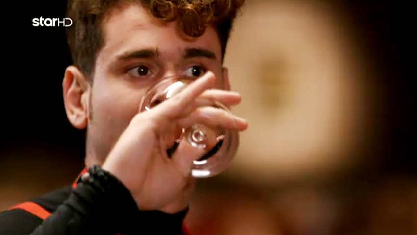 MasterChef: Εγινε «ντέφι» από το κρασί της συνταγής- Αποθέωση στο Twitter!