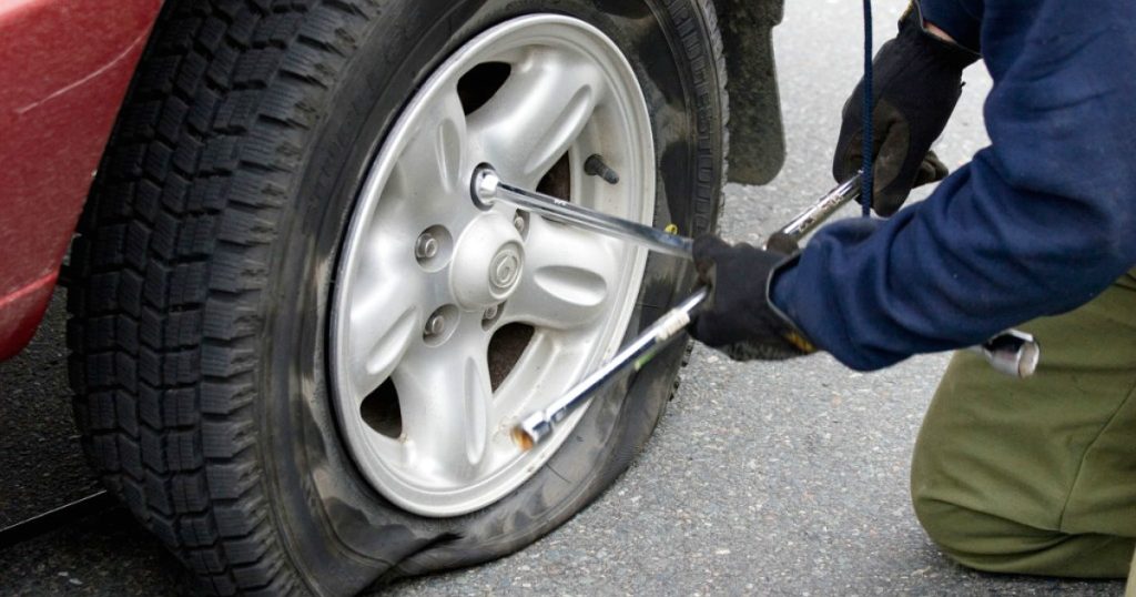 Σας «έπιασε» λάστιχο; Δείτε έναν αρκετά έξυπνο και απλό τρόπο να μην το αλλάξετε…