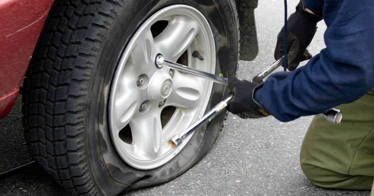 Σας «έπιασε» λάστιχο; Δείτε έναν αρκετά έξυπνο και απλό τρόπο να μην το αλλάξετε…