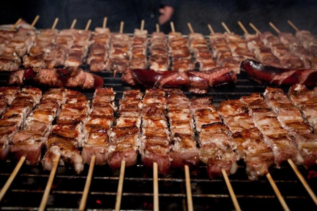 Τσικνοπέμπτη: Ο σοβαρός κίνδυνος από τα πολλά λιπαρά στην διατροφή