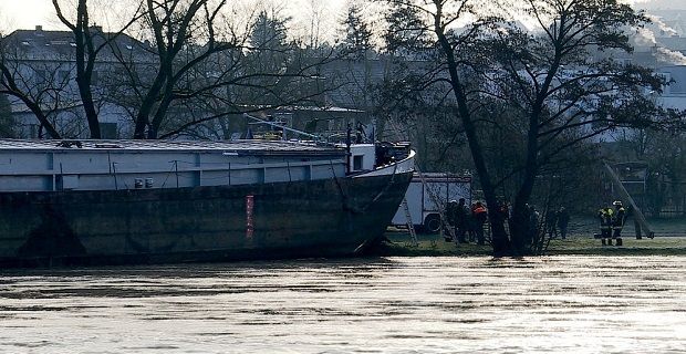 Γερμανία: Καπετάνιος τα «έτσουξε» και πάρκαρε το πλοίο στις όχθες ποταμού (φωτο)