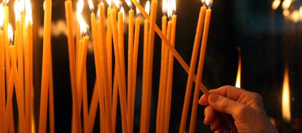 Γιατί τα κεριά στην εκκλησία δεν πρέπει να σβήνονται νωρίς;