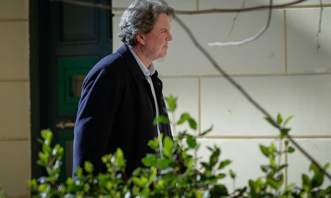 Πολίτες γιούχαραν τον Νίκο Γεωργιάδη μέσα στο αεροπλάνο – Πήγε μετά την καταδίκη του στο Βουκουρέστι (φώτο)