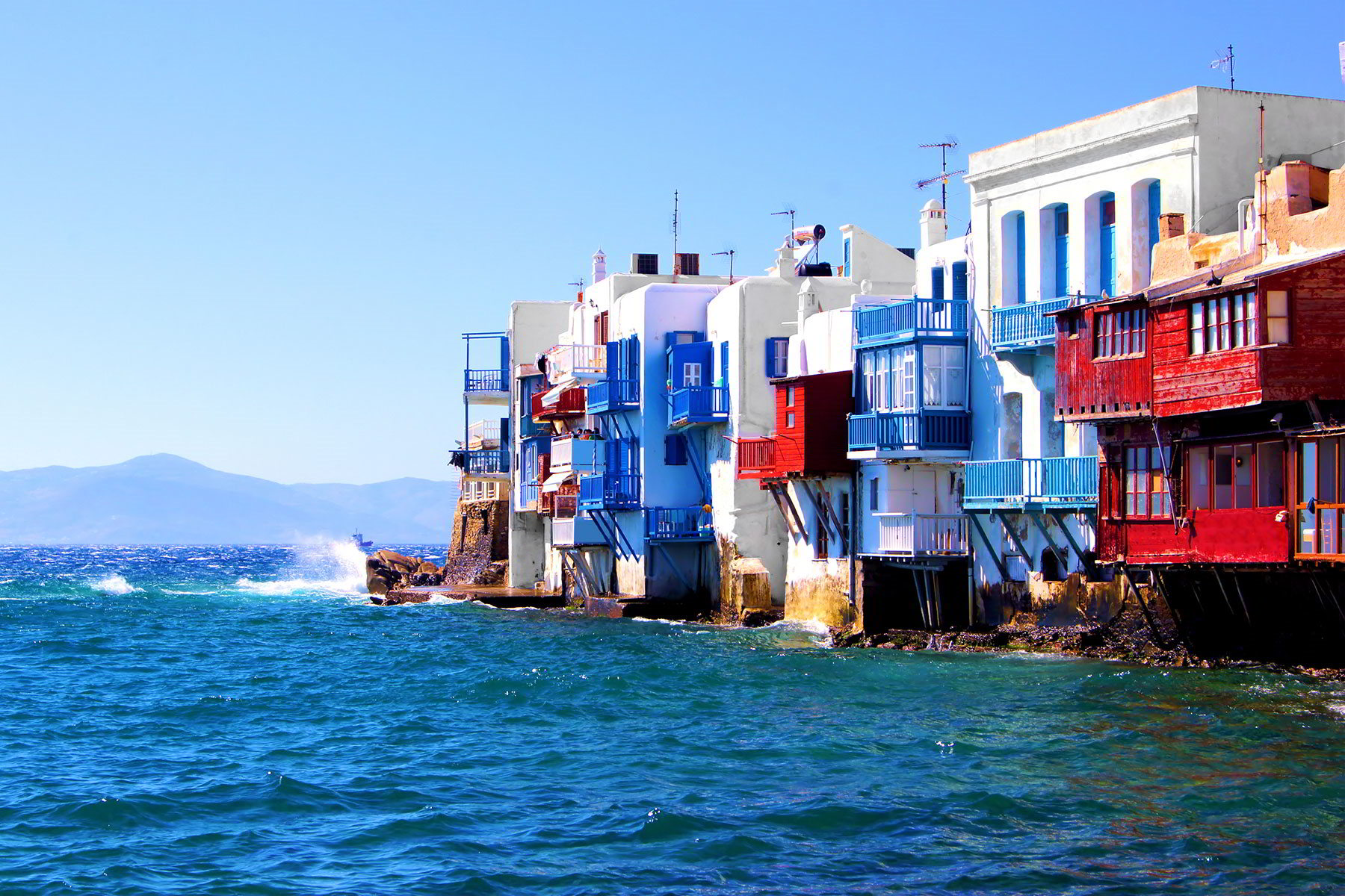 Δείτε τη στιγμή που η θάλασσα «σκεπάζει» τη Μικρή Βενετία της Μυκόνου από τον πολύ αέρα (βίντεο)