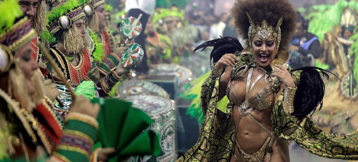 Ξεκίνησε το καρναβάλι του Ρίο – Χρώμα, φτερά, λάμψη και… πολιτικά μηνύματα (φώτο)