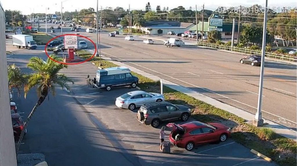 ΗΠΑ: Σοκαριστικό τροχαίο ατύχημα  – Σε κρίσιμη κατάσταση ο οδηγός (φωτο-βίντεο)