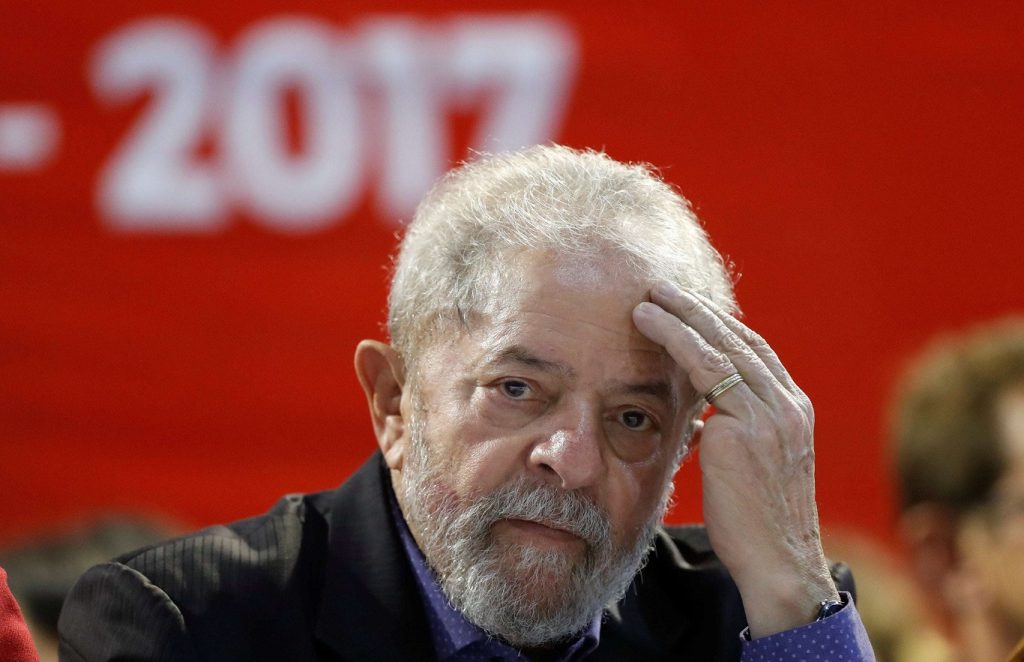 Βραζιλία: Ο Λούλα βγήκε από τη φυλακή για να παραστεί στην κηδεία του εγγονού του