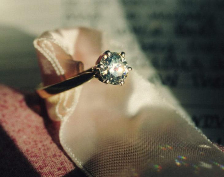 «Έκραξε» τον σύντροφό της για το δαχτυλίδι των αρραβώνων – Αργότερα πήρε αυτό που της άξιζε (φώτο)
