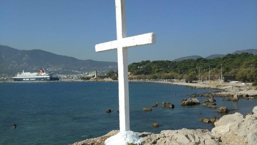 «Αυθαίρετη κατασκευή» κατά τον εισαγγελέα η επανατοποθέτηση του Σταυρού στην Λέσβο!