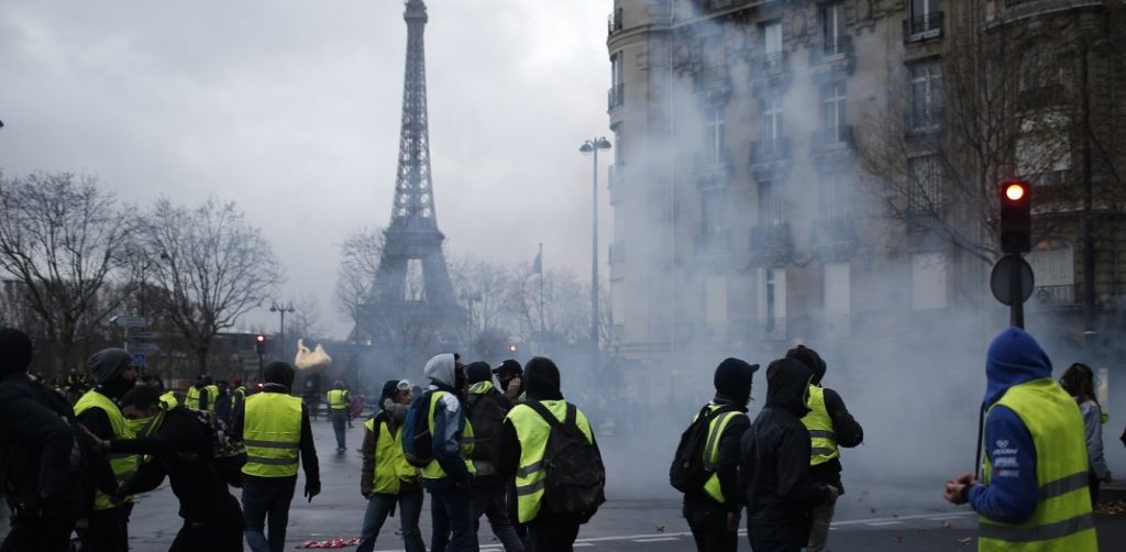 Σοκ στη Γαλλία: Διαδηλωτής των «κίτρινων γιλέκων» δέχεται σφαίρα καουτσούκ στο πρόσωπο (βίντεο – σκληρές εικόνες)
