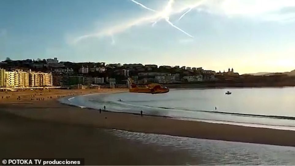 Βίντεο που «κόβει» την ανάσα: Καναντέρ παίρνει νερό από παραλία γεμάτη κόσμο στην Ισπανία