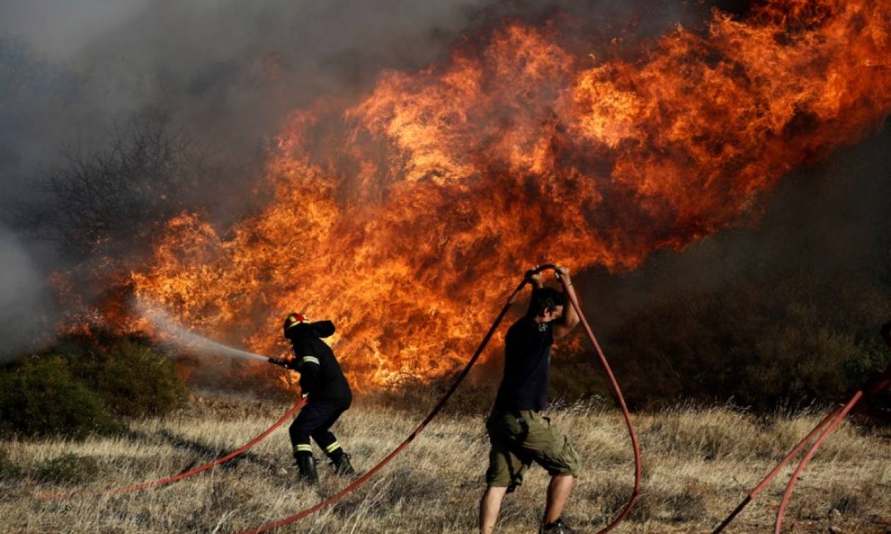 Φωτιά ξέσπασε σε χωράφια κοντά στα διόδια των Μαλγάρων